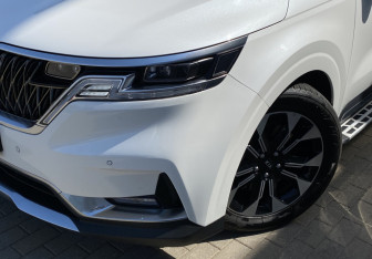 Подержанный автомобиль Kia Carnival 2021 года (4 фото)