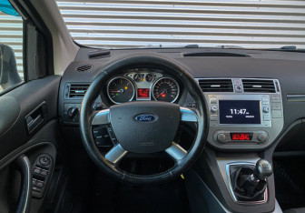 Подержанный автомобиль Ford Kuga 2011 года (12 фото)