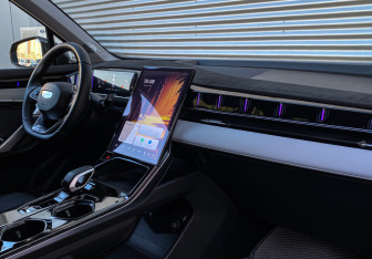 Подержанный автомобиль Geely Atlas 2024 года (10 фото)
