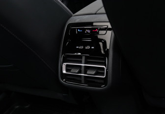 Подержанный автомобиль Volkswagen Tiguan 2025 года (10 фото)