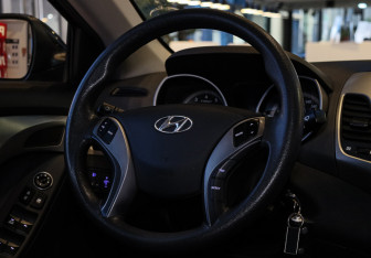 Подержанный автомобиль Hyundai Elantra Sedan 2015 года (16 фото)
