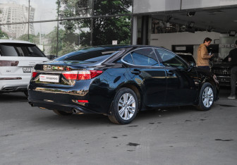 Подержанный автомобиль Lexus ES 2012 года (4 фото)