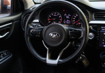 Подержанный автомобиль Kia Rio Sedan 2018 года (11 фото)