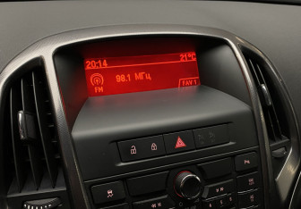 Подержанный автомобиль Opel Astra Hatchback 2012 года (19 фото)