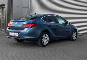 Подержанный автомобиль Opel Astra Sedan 2014 года (4 фото)