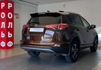 Подержанный автомобиль Toyota RAV4 2017 года (4 фото)