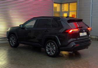 Подержанный автомобиль Toyota RAV4 2025 года (6 фото)
