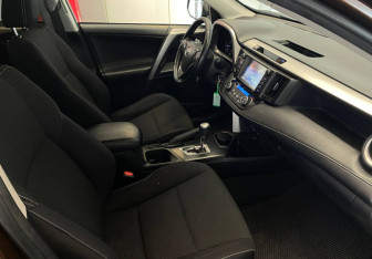 Подержанный автомобиль Toyota RAV4 2017 года (17 фото)