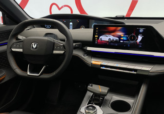 Подержанный автомобиль Changan UNI-V 2023 года (10 фото)