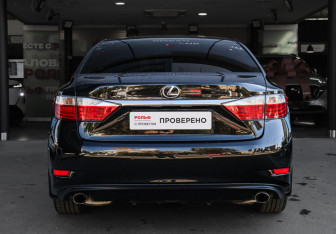 Подержанный автомобиль Lexus ES 2012 года (5 фото)