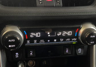 Подержанный автомобиль Toyota RAV4 2025 года (11 фото)