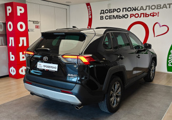 Подержанный автомобиль Toyota RAV4 2025 года (4 фото)
