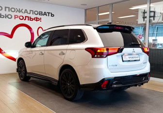 Подержанный автомобиль Mitsubishi Outlander 2022 года (6 фото)