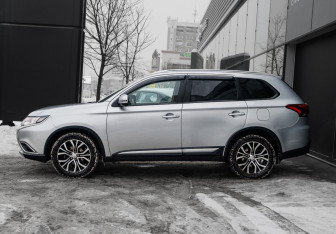 Подержанный автомобиль Mitsubishi Outlander 2018 года (8 фото)