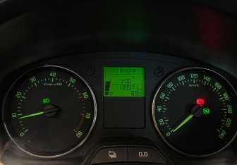 Подержанный автомобиль Skoda Fabia Hatchback 2012 года (15 фото)