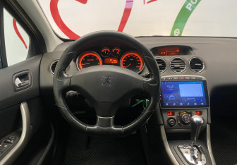 Подержанный автомобиль Peugeot 308 Hatchback 2011 года (12 фото)