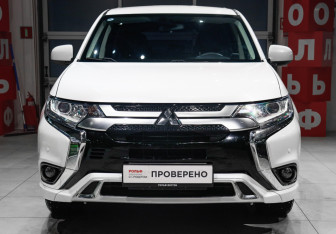 Подержанный автомобиль Mitsubishi Outlander 2022 года (2 фото)