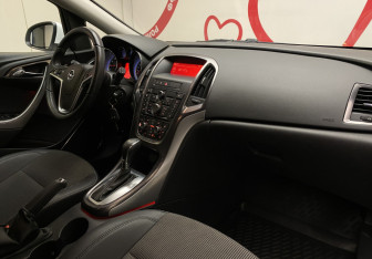 Подержанный автомобиль Opel Astra Hatchback 2012 года (7 фото)