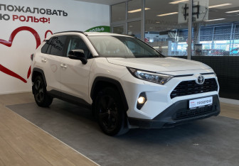 Подержанный автомобиль Toyota RAV4 2021 года (3 фото)