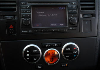 Подержанный автомобиль Nissan Tiida Hatchback 2010 года (16 фото)