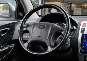 Подержанный автомобиль Hyundai Tucson 2006 года (10 фото)