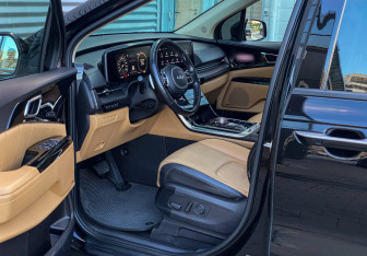 Подержанный автомобиль Kia Carnival 2022 года (20 фото)