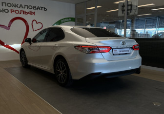 Подержанный автомобиль Toyota Camry Sedan 2021 года (6 фото)