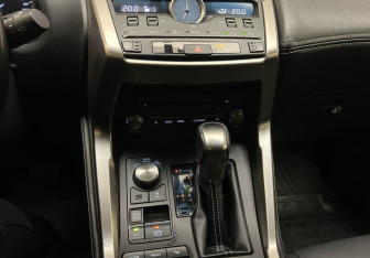 Подержанный автомобиль Lexus NX 2018 года (13 фото)
