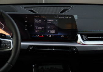 Подержанный автомобиль BMW X1 2025 года (12 фото)