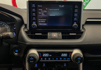 Подержанный автомобиль Toyota RAV4 2021 года (17 фото)