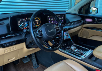 Подержанный автомобиль Kia Carnival 2021 года (12 фото)