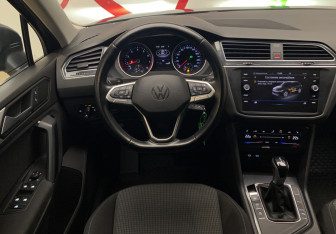 Подержанный автомобиль Volkswagen Tiguan 2021 года (10 фото)