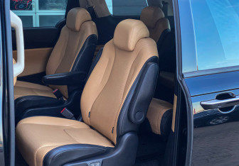 Подержанный автомобиль Kia Carnival 2022 года (12 фото)
