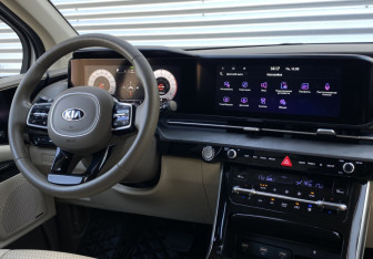 Подержанный автомобиль Kia Carnival 2021 года (13 фото)