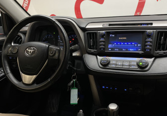Подержанный автомобиль Toyota RAV4 2017 года (9 фото)