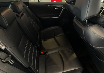 Подержанный автомобиль Toyota RAV4 2021 года (8 фото)