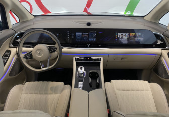 Подержанный автомобиль Voyah Dream 2023 года (12 фото)