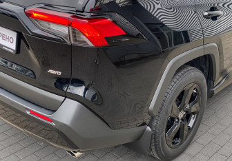 Подержанный автомобиль Toyota RAV4 2022 года (9 фото)
