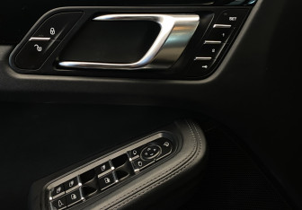 Подержанный автомобиль Porsche Macan 2015 года (28 фото)
