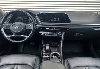 Подержанный автомобиль Hyundai Sonata 2021 года (13 фото)