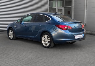 Подержанный автомобиль Opel Astra Sedan 2014 года (6 фото)