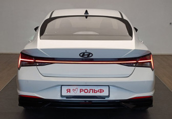 Подержанный автомобиль Hyundai Elantra Sedan 2020 года (5 фото)