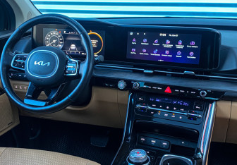 Подержанный автомобиль Kia Carnival 2022 года (17 фото)